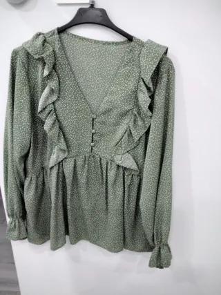 Blusa SHEIN verde con lunares blancos