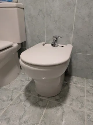 Bidet de cerámica blanco + Grifo