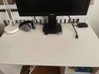 Mesa de escritorio blanca