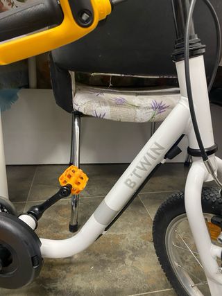 Bicicleta infantil blanca con ruedines