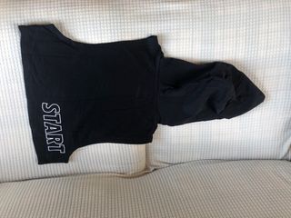 Canotta nera con cappuccio