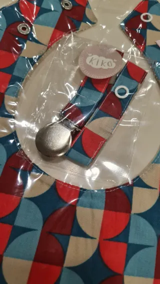 Conjunto Babete + Prende Chupetas novo c/ etiqueta