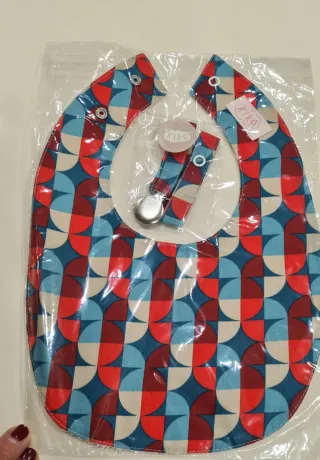 Conjunto Babete + Prende Chupetas novo c/ etiqueta