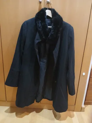 Abrigo negro con cuello de pelo