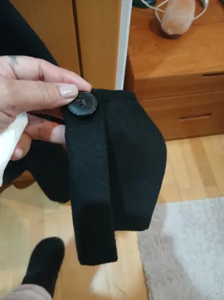 Abrigo negro con cuello de pelo