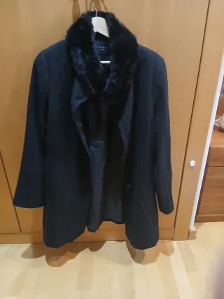 Abrigo negro con cuello de pelo