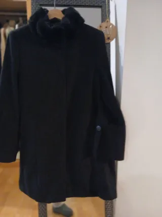 Abrigo negro con cuello de pelo