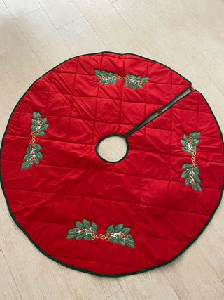 Pie de árbol de Navidad rojo