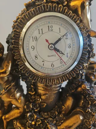 Reloj de sobremesa antiguo con querubines
