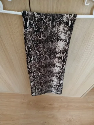 Pantalones Stradivarius estampado serpiente