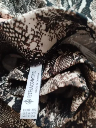 Pantalones Stradivarius estampado serpiente
