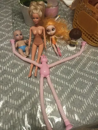 Lote de muñecos variados