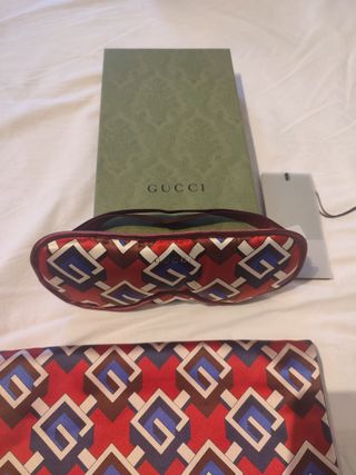 Pochette e mascherina Gucci