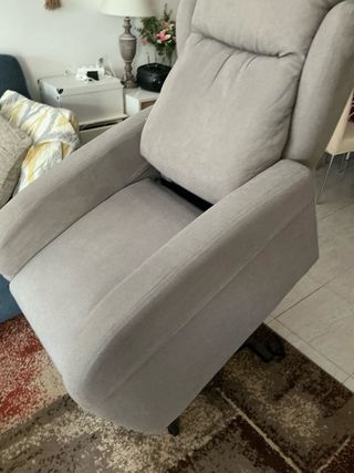 Sillón levanta personas gris con ruedas todo elec
