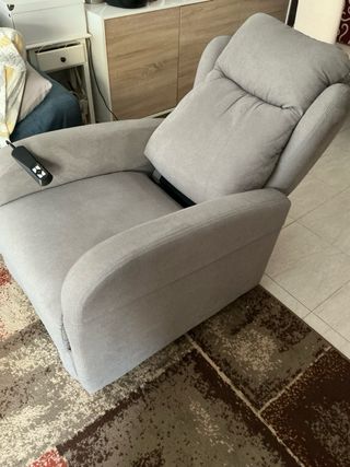Sillón levanta personas gris con ruedas todo elec