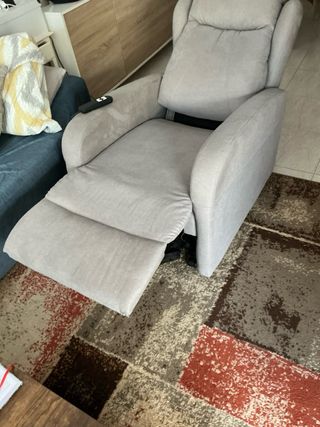 Sillón levanta personas gris con ruedas todo elec