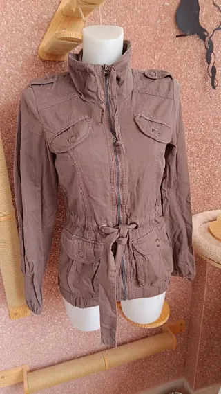 Chaqueta marrón estilo militar