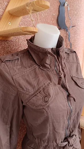 Chaqueta marrón estilo militar
