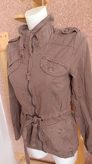 Chaqueta marrón estilo militar