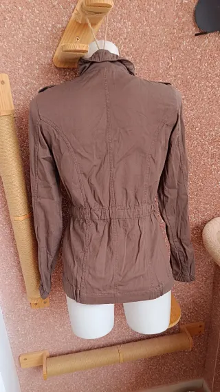 Chaqueta marrón estilo militar