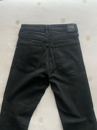 Pantalón vaquero negro SIN ESTRENAR. medio campana