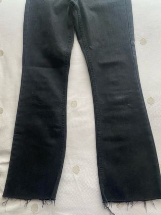 Pantalón vaquero negro SIN ESTRENAR. medio campana