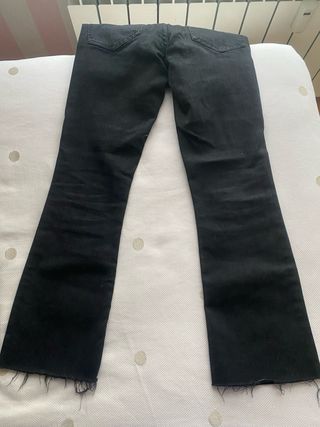 Pantalón vaquero negro SIN ESTRENAR. medio campana
