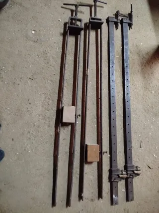 Sargentos metálicos antiguos reforzados