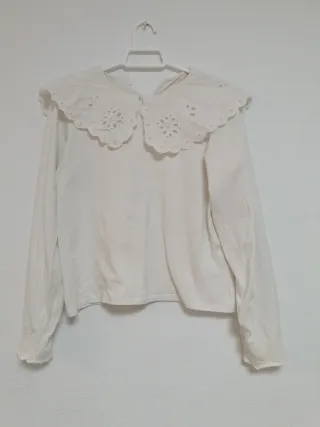 Blusa blanca con cuello bordado