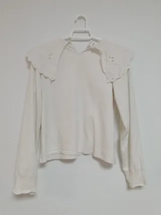 Blusa blanca con cuello bordado