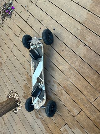 Monopatín todoterreno con ruedas grandes