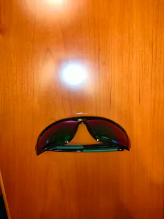 Gafas de sol X-SUN negra y verde polarizadas.