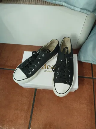 Zapatillas negras y blancas