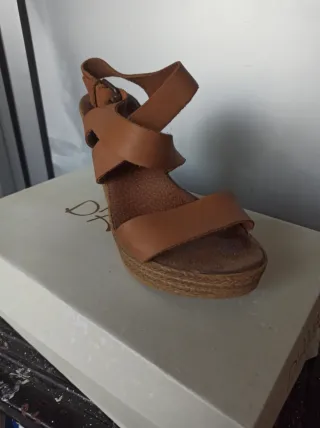 Sandalias de cuña marrones