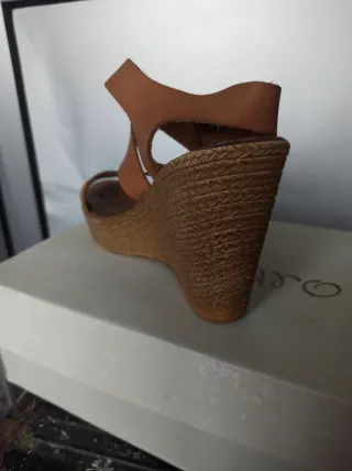 Sandalias de cuña marrones