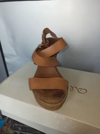 Sandalias de cuña marrones