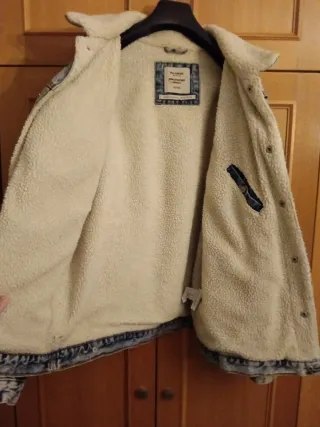 Chaqueta vaquera Pull and Bear con borrego