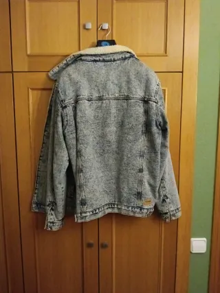 Chaqueta vaquera Pull and Bear con borrego