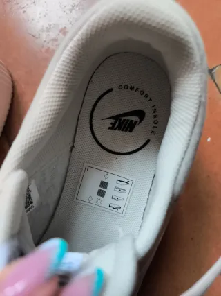 Zapatillas Nike Beige y Blancas