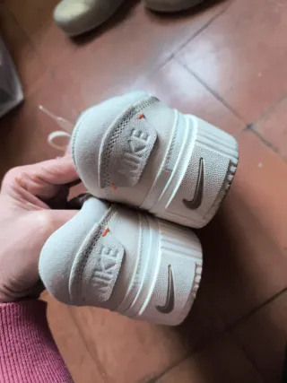 Zapatillas Nike Beige y Blancas