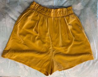 Pantalón corto amarillo