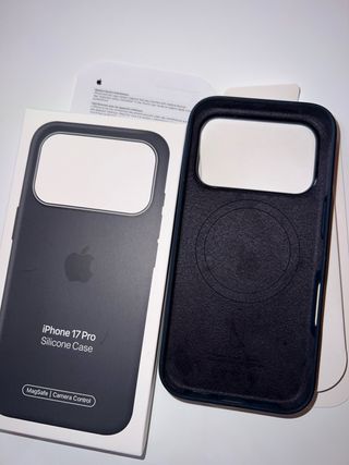 Cover iPhone 17 Pro Silicone Nero Magsafe
