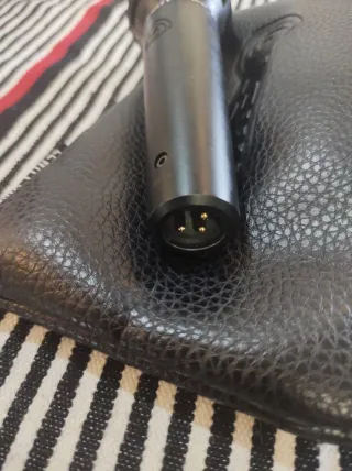 Micrófono Lewitt con funda y soporte