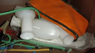 Cuñas y botellas de plástico