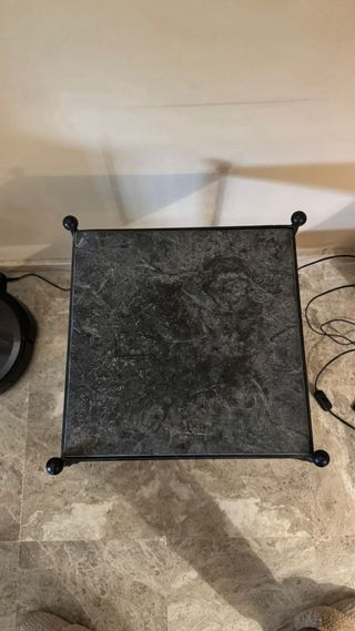 Coppia di tavolini ausiliari in ferro e pietra