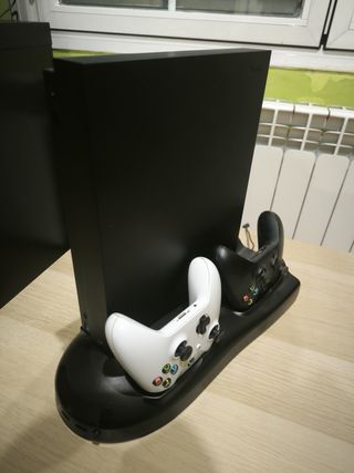 Xbox One X Negra + Base Carga y Mandos y juegos