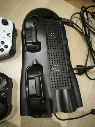 Xbox One X Negra + Base Carga y Mandos y juegos