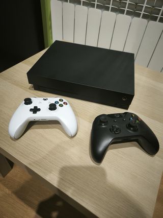 Xbox One X Negra + Base Carga y Mandos y juegos