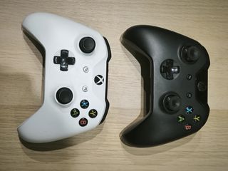 Xbox One X Negra + Base Carga y Mandos y juegos