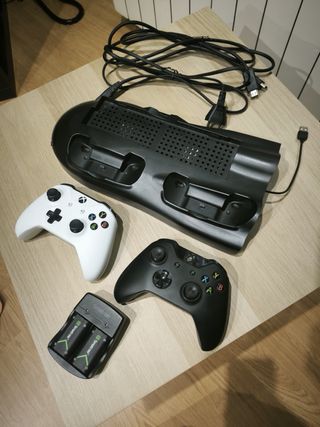 Xbox One X Negra + Base Carga y Mandos y juegos